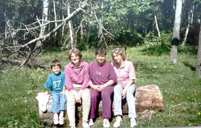 Изображение выглядит как одежда, на открытом воздухе, человек, трава
Содержимое, созданное искусственным интеллектом, может быть неверным.